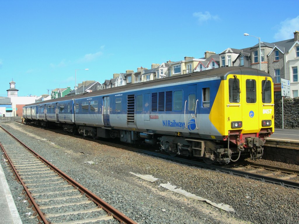 Ein Class 8000 Dieseltriebzug der NIR wartet am 19. September 2007 in Portrush auf die Abfahrt nach Coleraine.ab 