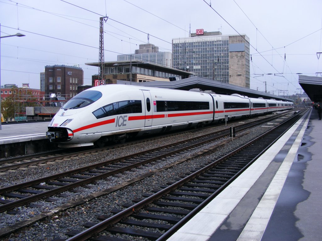 Ein DB 403 ist am 11.11.2009 im Essener Hauptbahnhof unterwegs.