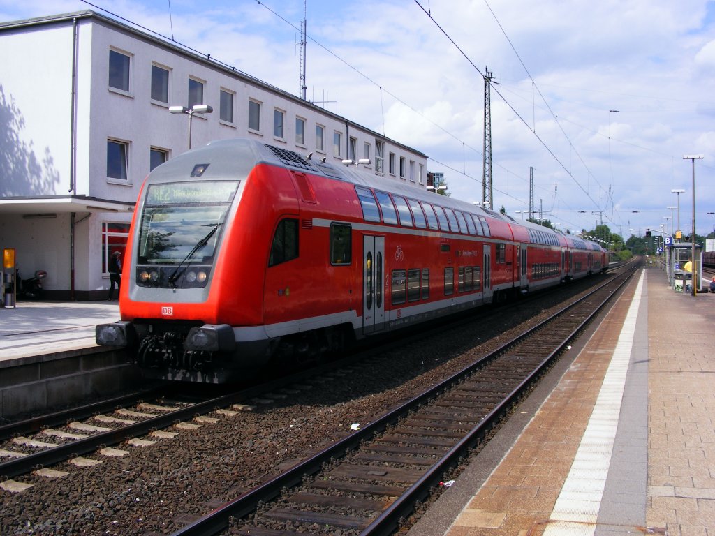 Ein Doppelstockwendezug steht am 6. Juli 2010 im Hauptbahnhof Recklinghausen.