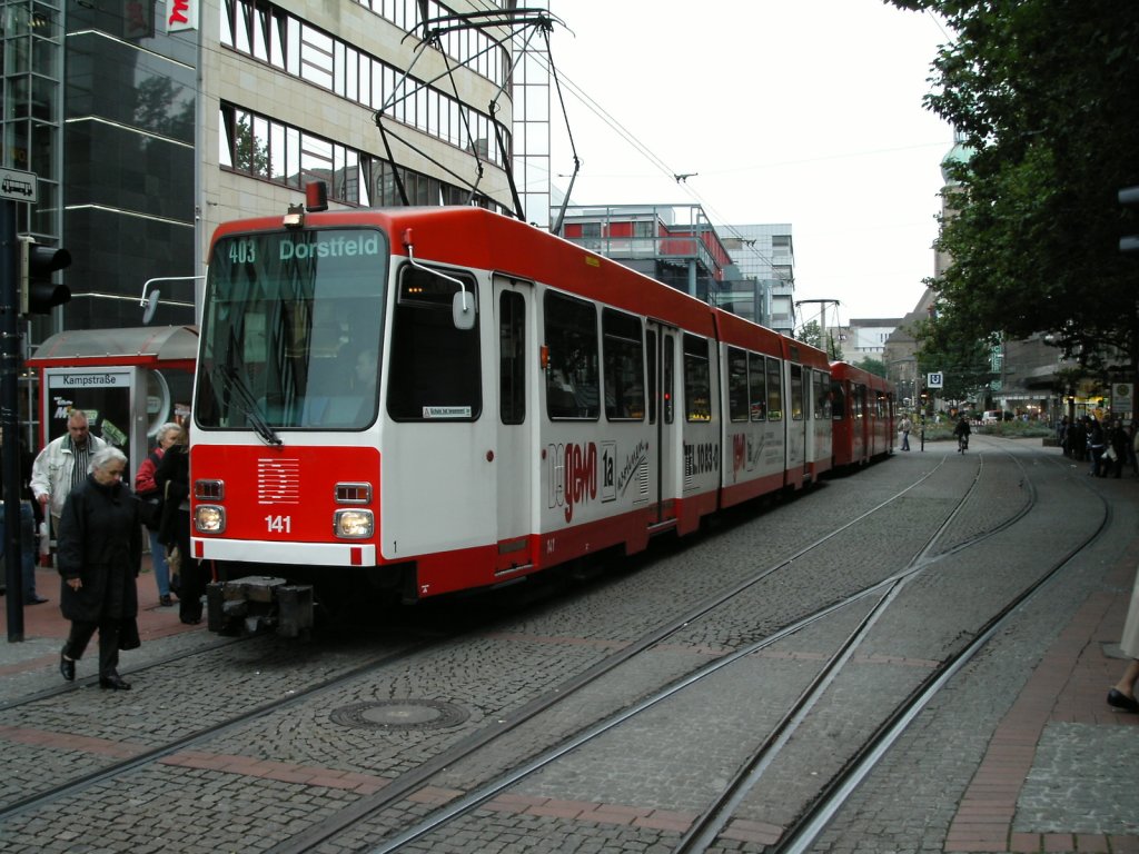 Ein Dortmunder DWAG-N8C steht am 28.09.2004 in der Haltestelle  Kampstrae .