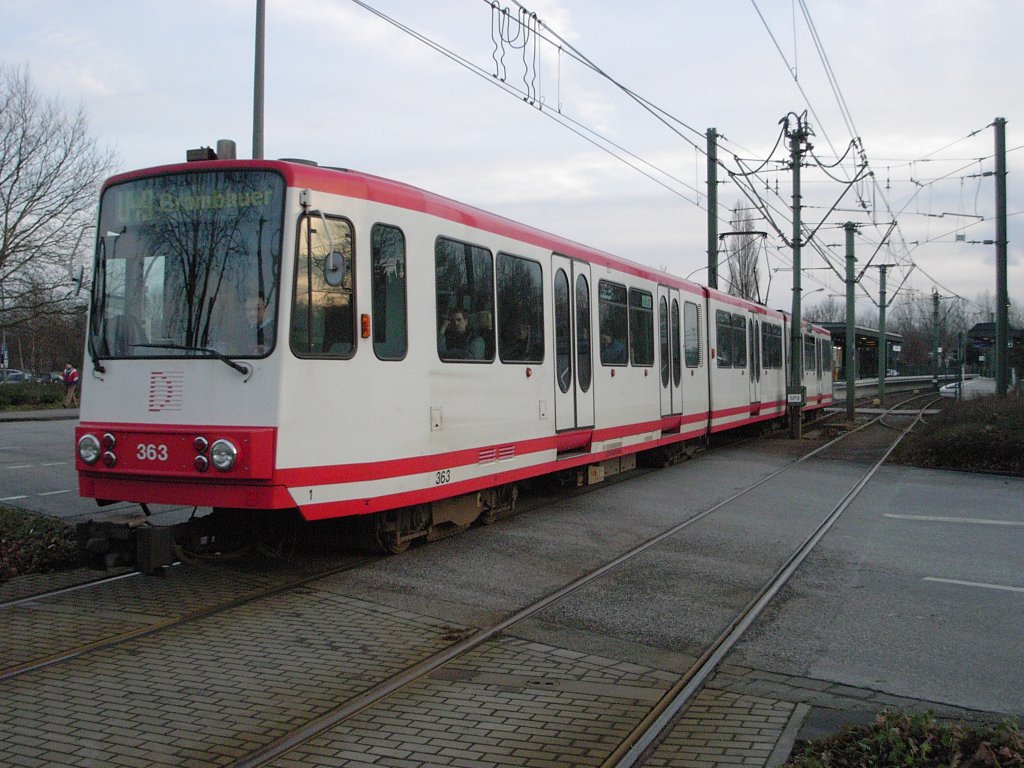 Ein Dortmunder Stadtbahnwagen B am 26.01.2004 an der nrdlichen Ausfahrt der Haltestelle Fredenbaum.