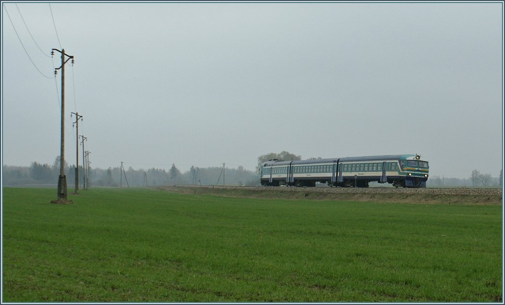 Ein DR-1 Dieseltriebwagenzug als Regionalzug 0234 Rapla - Tallinn kurz nach der Abfahrt in Rapla am 5. Mai 2012.