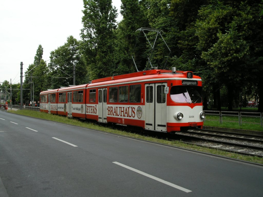 Ein DWAG-GT8 hat am 14.06.2004 gerade die Haltestelle  Ubierring  verlassen, um als Zug der Linie 6 weiter nach Kln-Longerich zu fahren.