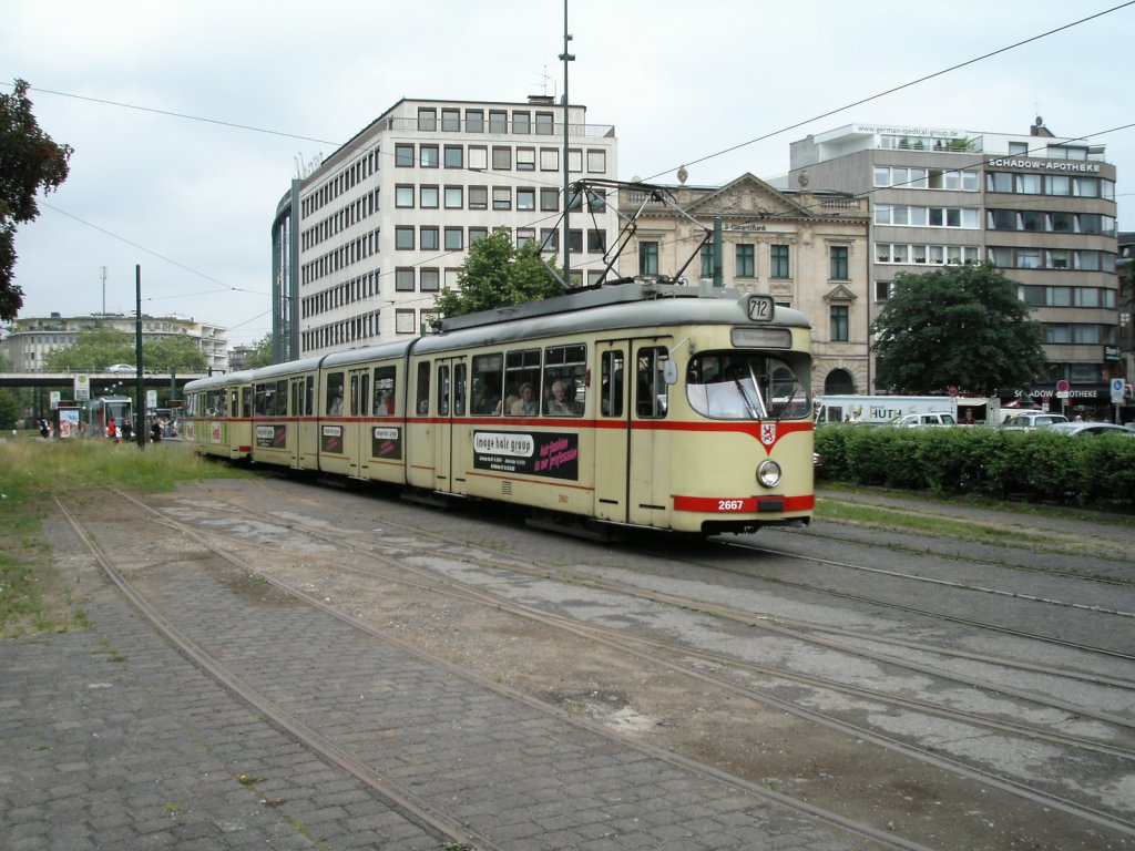 Ein DWAG-GT8 der Rheinbahn ist am 11.06.2004 auf dem Jan-Wellem-Platz in Dsseldorf unterwegs.