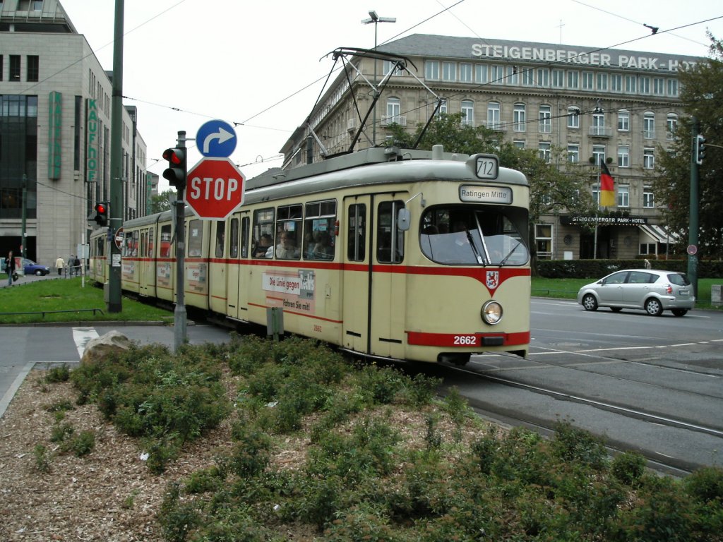 Ein DWAG-GT8 der Rheinbahn ist am 30.09.2004 am Jan-Wellem-Platz in Dsseldorf unterwegs.