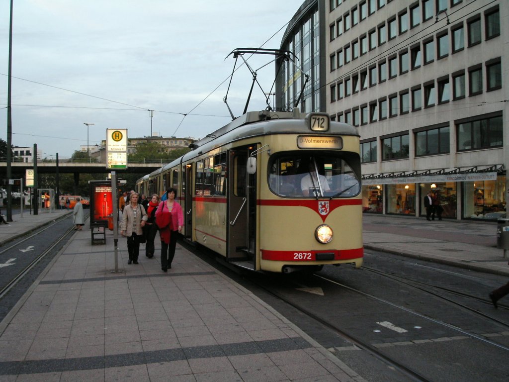 Ein DWAG-GT8 der Rheinbahn steht am 04.10.2004 in der Haltestelle  Jan-Wellem-Platz  in Dsseldorf.