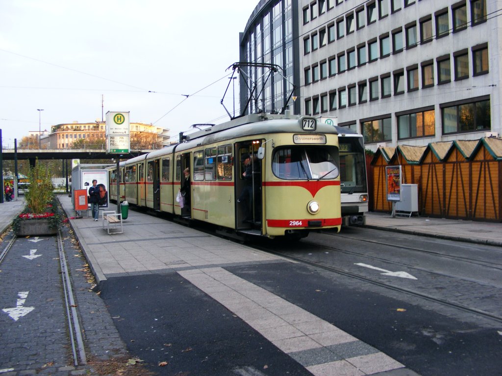 Ein DWAG-GT8 der Rheinbahn steht am 11. November 2009 auf dem Jan-Wellem-Platz in Dsseldorf.