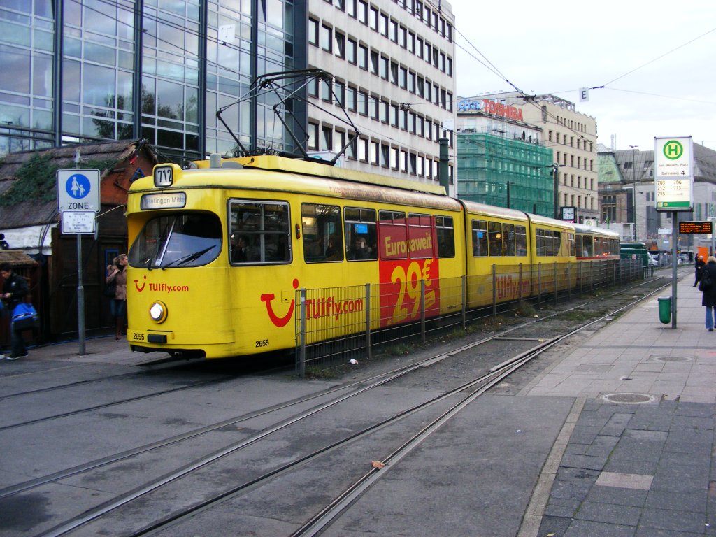 Ein DWAG-GT8 der Rheinbahn steht am 13. November 2009 in der Haltestelle  Jan-Wellem-Platz  in Dsseldorf.