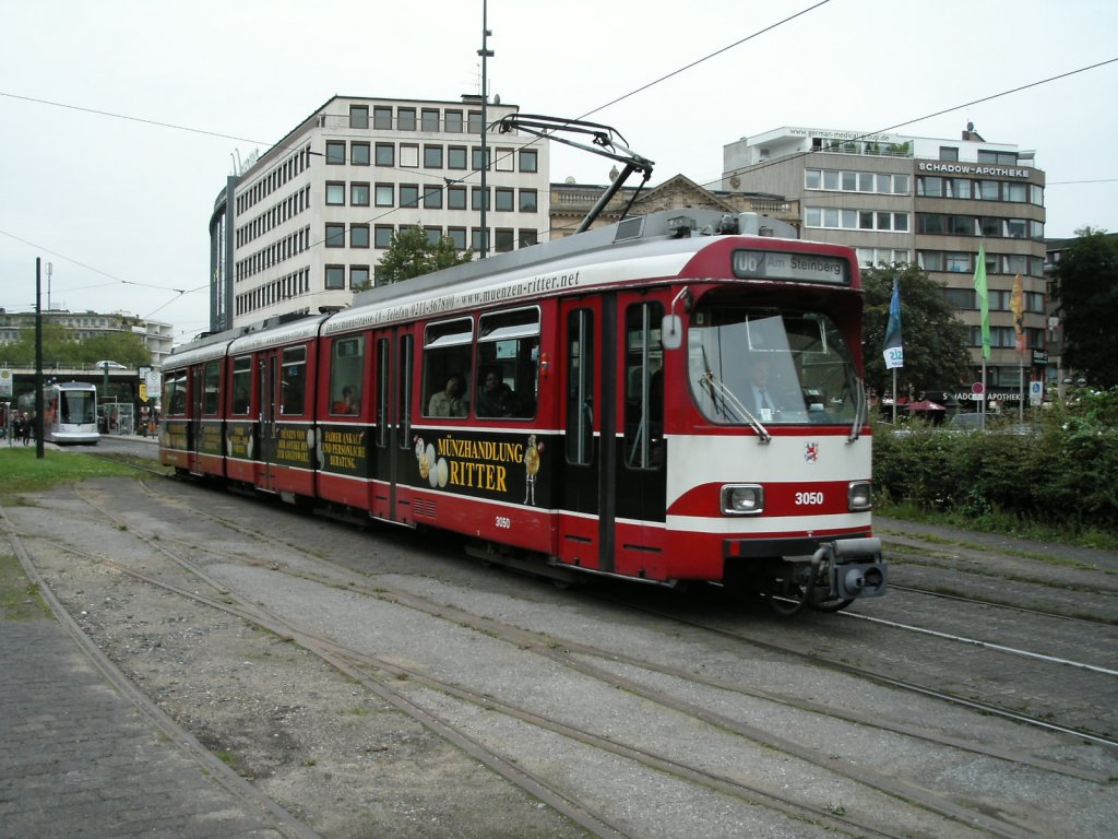 Ein DWAG-GT8S ist am 30.09.2004 auf dem Jan-Wellem-Platz in Dsseldorf unterwegs.