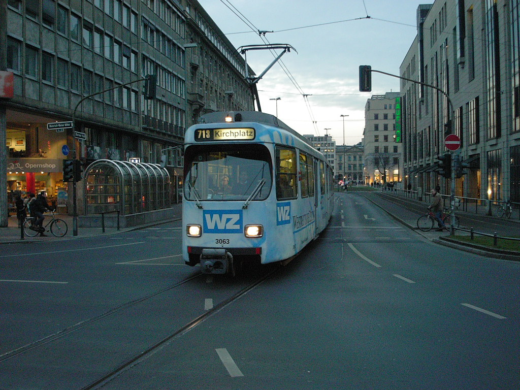 Ein DWAG-GT8S der Rheinbahn ist am 04.03.2004 an der Heinrich-Heine-Allee in Dsseldorf unterwegs.