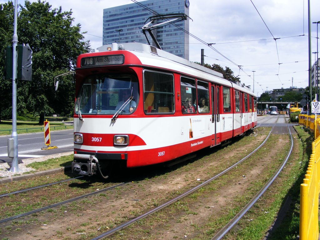 Ein DWAG-GT8S der Rheinbahn ist am 07. Juli 2008 am Jan-Wellem-Platz (im Hintergrund sichtbar) in Dsseldorf unterwegs.