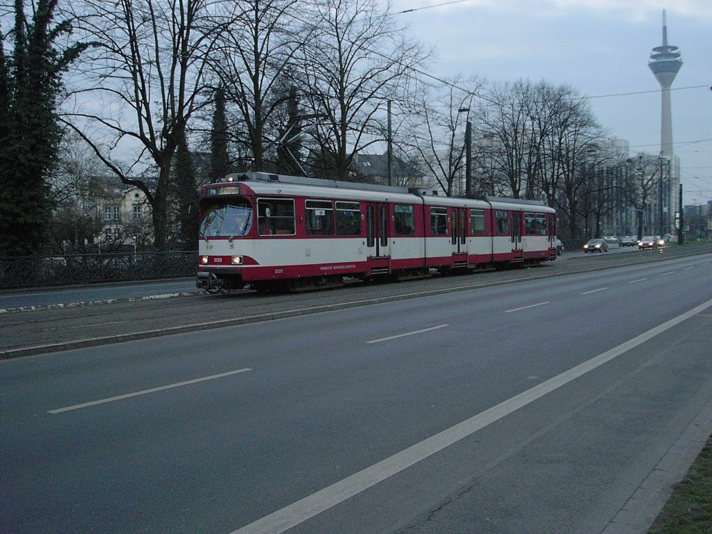 Ein DWAG-GT8SU ist am 04.03.2004 auf der Haroldstrae in Dsseldorf unterwegs.