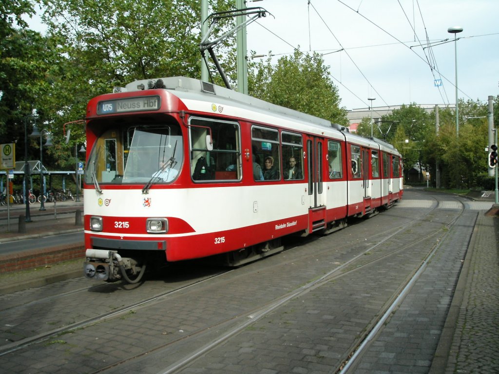 Ein DWAG-GT8SU der Dsseldorfer Rheinbahn ist am 30.09.2004 am Neusser Hauptbahnhof unterwegs.