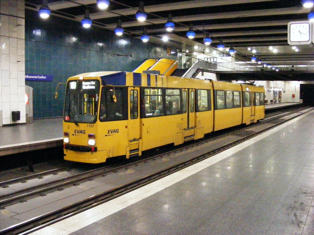 Ein DWAG-M8 der EVAG steht am 18. Dezember 2008 im U-Bahnhof  Saalbau  in Essen.