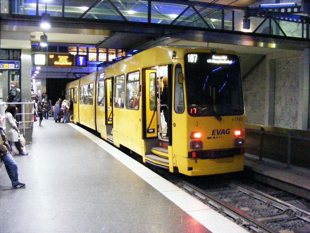 Ein DWAG-M8 der EVAG steht am 6. November 2009 im U-Bahnhof  Essen Hbf .