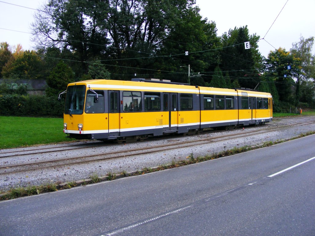 Ein DWAG-M8 der MVG ist am 7. Oktober 2008 am Hauptfriedhof in Mlheim unterwegs.