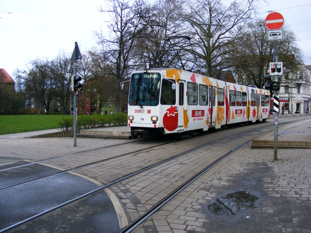 Ein DWAG-N8 der Dortmunder Stadtwerke ist am 3. April 2008 in Dortmund-Dorstfeld unterwegs.