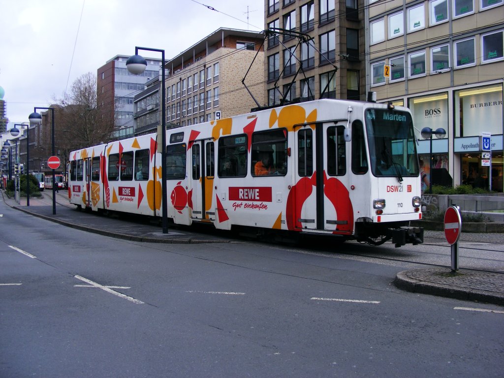 Ein DWAG-N8 der Dortmunder Stadtwerke ist am 3. April 2008 auf der westlichen Kampstrae unterwegs - diese Aufnahme wre jetzt nicht mehr mglich, weil es in der Dortmunder Innenstadt inzwischen auch auf der Ost-West-Strecke keinen oberirdischen Straenbahnverkehr mehr gibt.