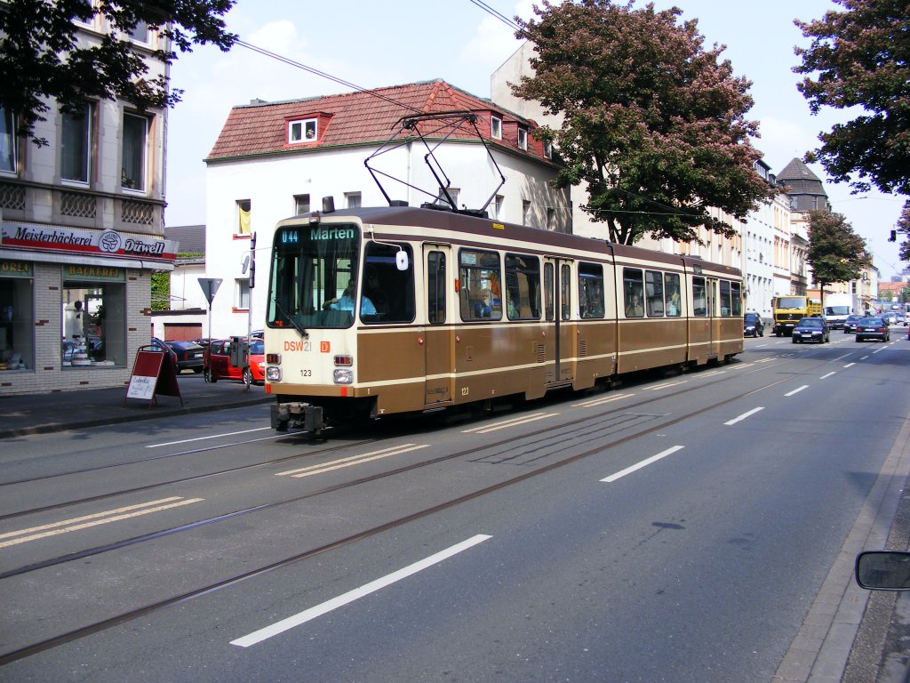 Ein DWAG-N8C der Dortmunder Stadtwerke ist am 16. Mai 2008 auf der Rheinischen Strae in Dortmund unterwegs.