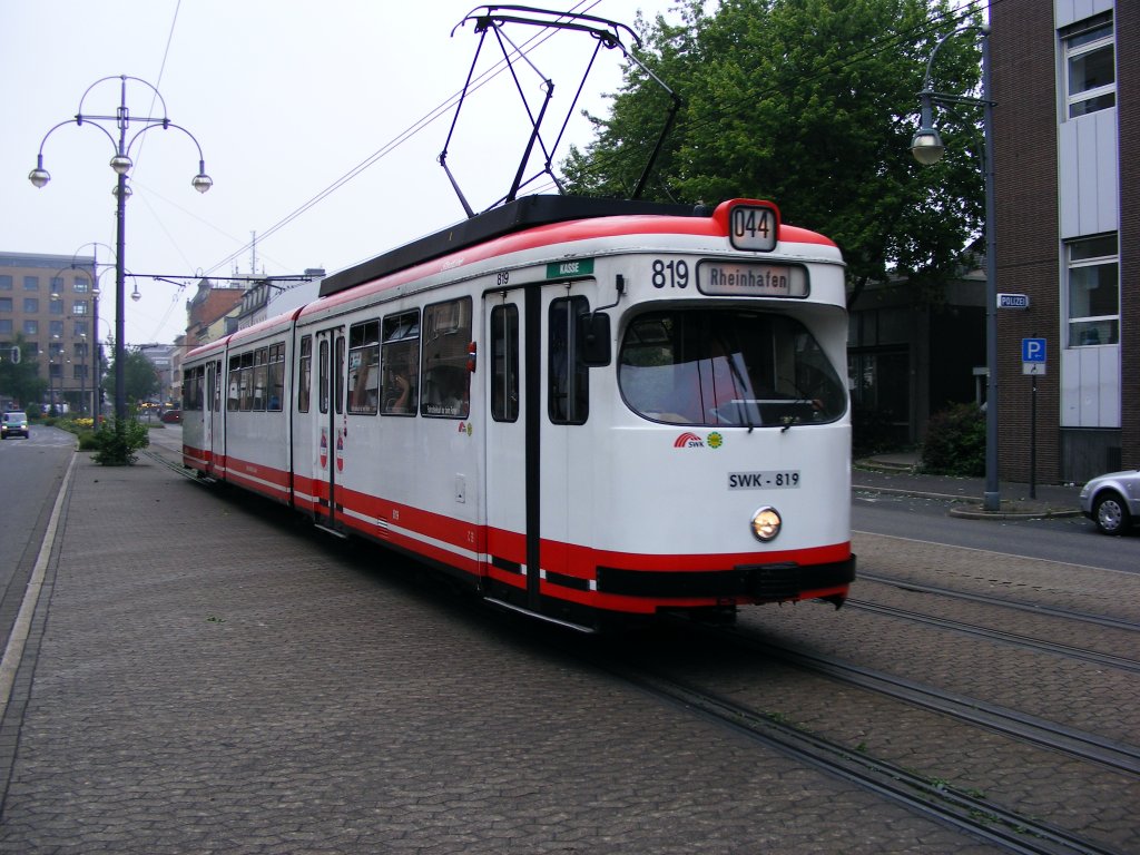 Ein DWAG-GT8 der Krefelder Straenbahn ist am 30.05.2008 auf der Hansastrae unterwegs.