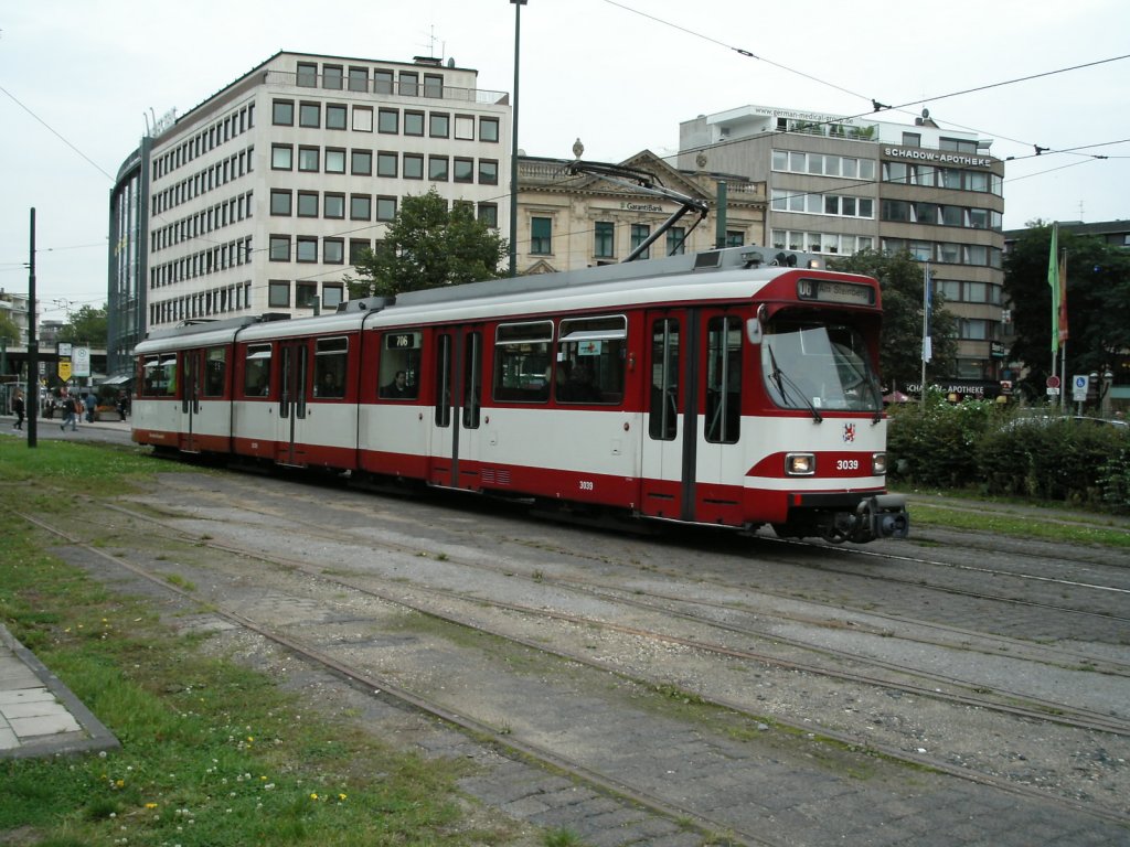 Ein DWAG-GT8S ist am 30.09.2004 auf dem Jan-Wellem-Platz in Dsseldorf unterwegs.