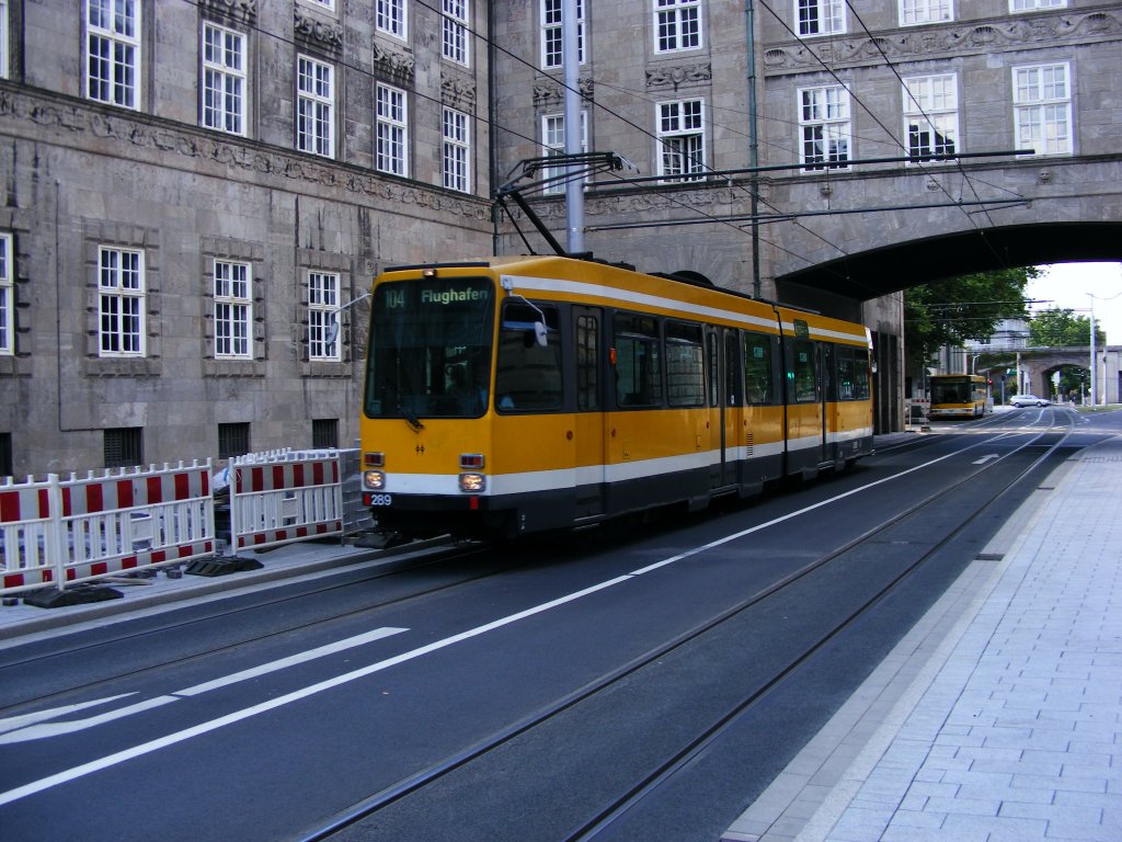 Ein DWAG-M6 der MVG ist am 4. August 2008 am Rathaus in Mhlheim unterwegs.