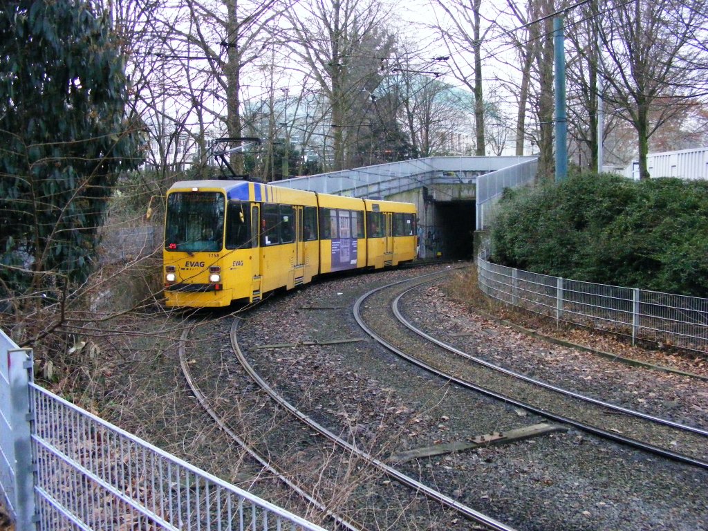 Ein DWAG-M8 der EVAG ist am 16. Januar 2009 auf der Tunnelrampe am Aalto-Theater in Essen unterwegs.