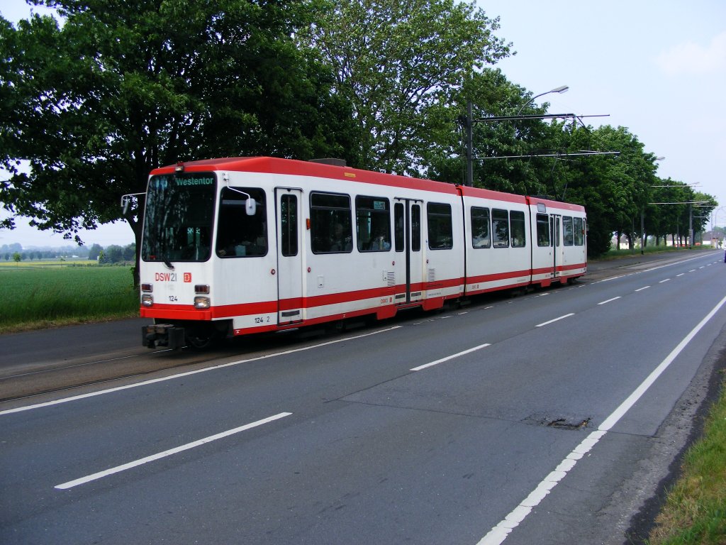 Ein DWAG-N8C der Dortmunder Stadtwerke ist am 16. Mai 2008 in Asseln unterwegs.