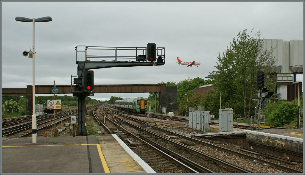 Ein  Easy Jet  und ein  Class 377  erreichen London Gatwick...
18.05.2011