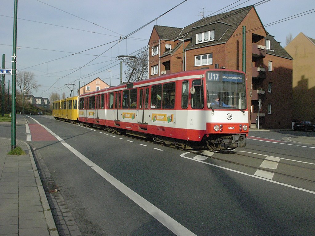 Ein Essener Stadtbahnwagen B befhrt am 03.02.2004 den Nordabschnitt der U17 nach Gelsenkirchen-Horst.