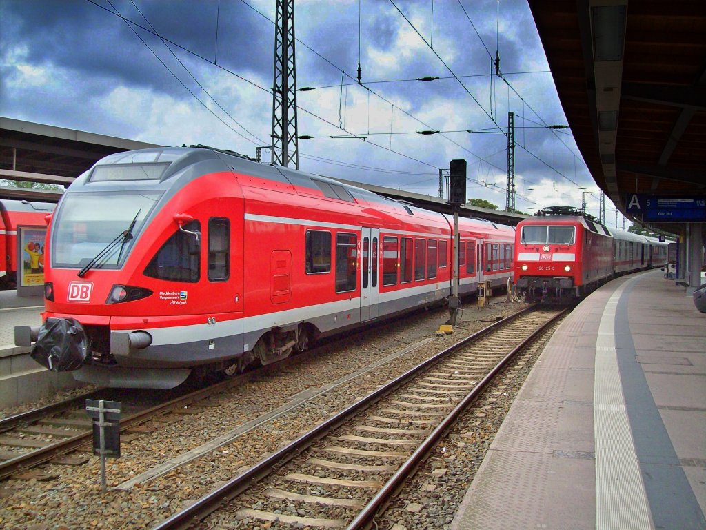 Ein Flirt und 120 125-0 mit IC am 25 Juli 2009 im Bahnhof Stralsund