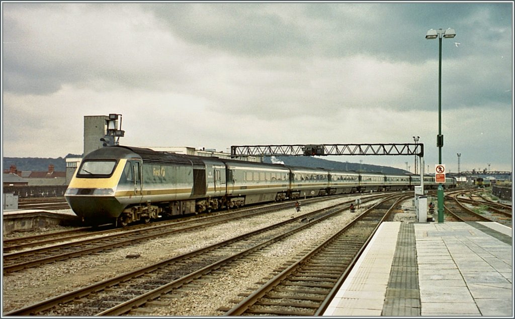 Ein HST der  First  von London verlsst Cardiff in Richtung Abertawe. 
November 2000  
(Analoges Foto ab CD)