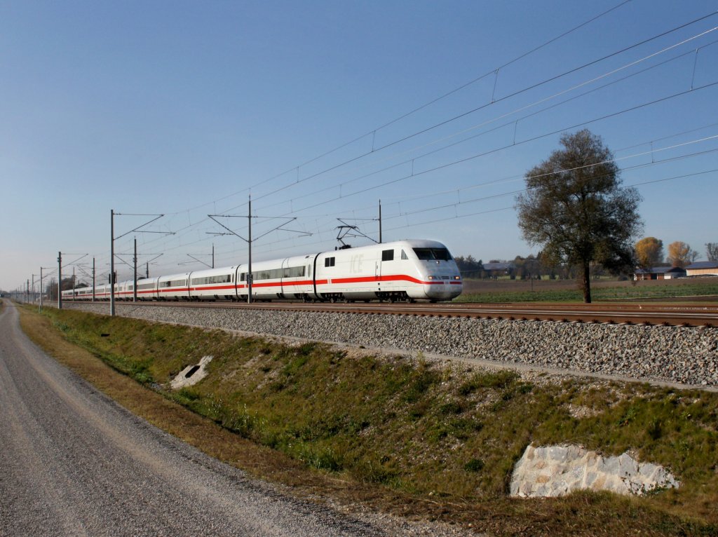 Ein ICE 1 nach Mnchen am 29.10.2011 unterwegs bei Hattenhofen.