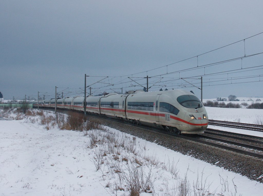 Ein ICE-3 am 03.01.2011 unterwegs bei Hebertshausen. 
