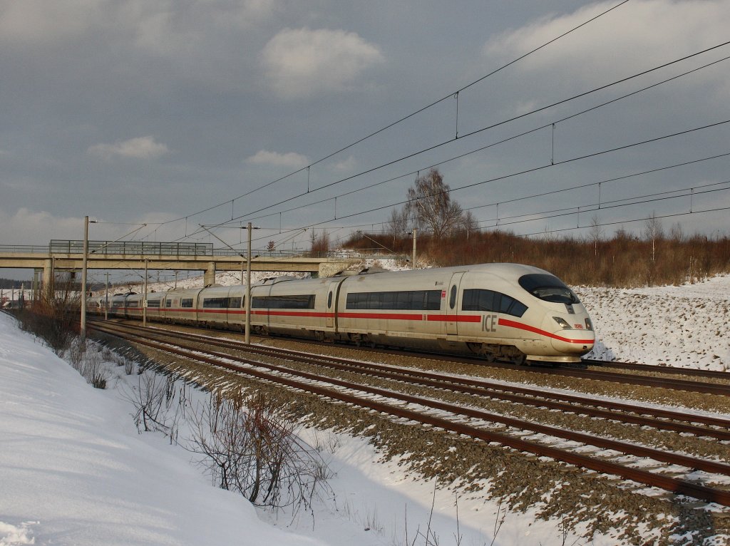 Ein ICE 3 nach Mnchen am 03.01.2011 unterwegs bei Hebertshausen.
