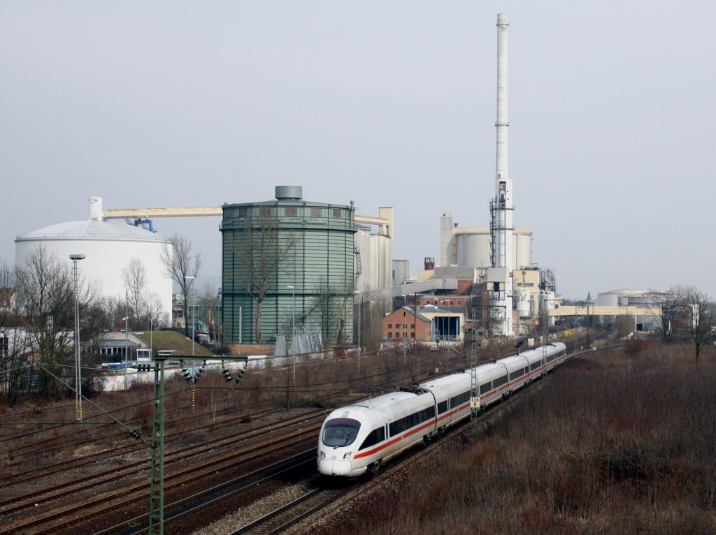 Ein ICE-T am 14.03.2009 bei der Einfahrt in Regensburg Hbf im Hintergrund ist die alte Zuckerfabrik zu sehen. (Bahnbildertreffen)
