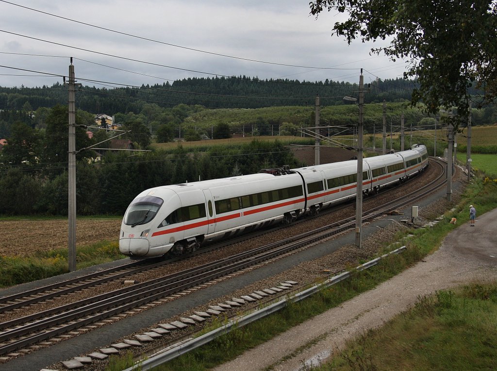Ein ICE-T nach Frankfurt am 28.08.2010 unterwegs bei Haiding. 
