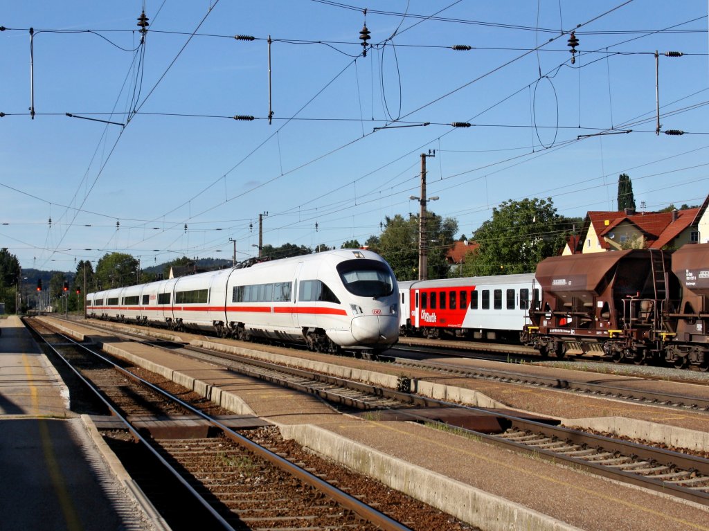 Ein ICE-T nach Wien am 10.09.2011 bei der Durchfahrt in Schrding. 
