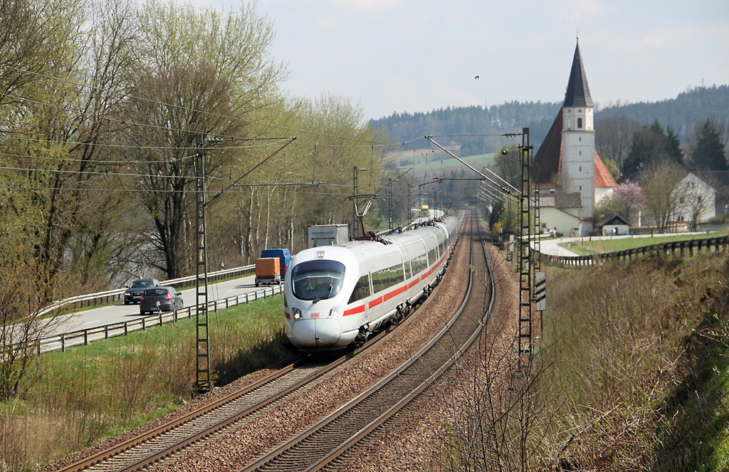 Ein ICE-T von Wien kommend kurz vor Vilshofen. Abgelichtet am 12.4.2012 vor der Kirche von Hausbach.