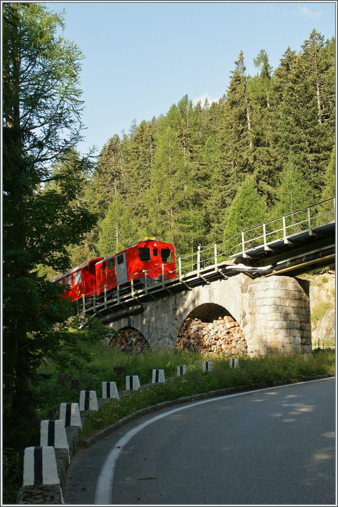 Ein kleiner Tm macht sich mit einem vierachsigen Reisezugwagen auf die weite Fahrt Richtung Realp. 
Kurz nach Oberwald, den 5. Aug. 2013