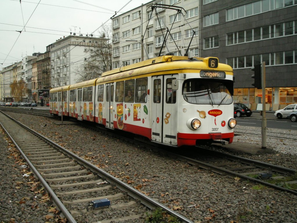Ein Klner DWAG-GT8 ist am 06.12.2004 am Barbarossaplatz unterwegs.