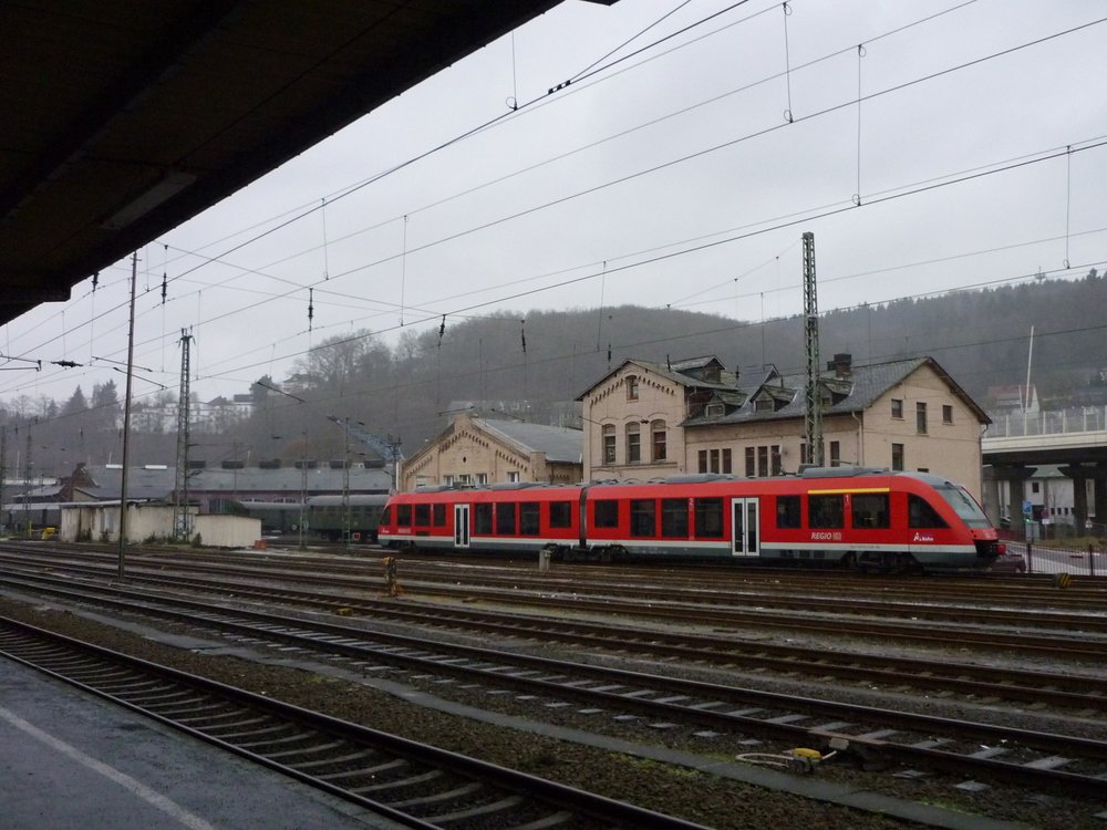 Ein LINT 41 vor der Kulisse des Sdwestflischen Eisenbahnmuseums in Siegen

Ich vermute das der LINT der 648 205 ist, also die Loknummer ist nicht zu sehen....zu weit wech..:D