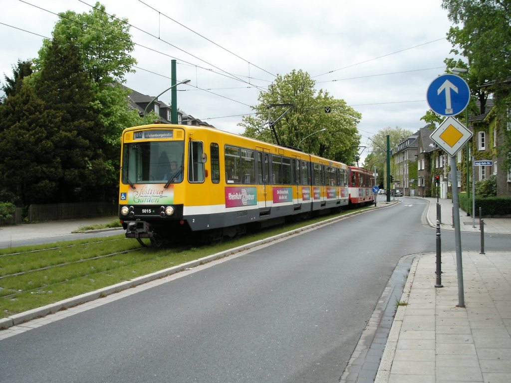 Ein Mhheimer Stadtbahnwagen B nhert sich am 08.05.2004 der sdlichen Endhaltestelle der U17 in Essen.
