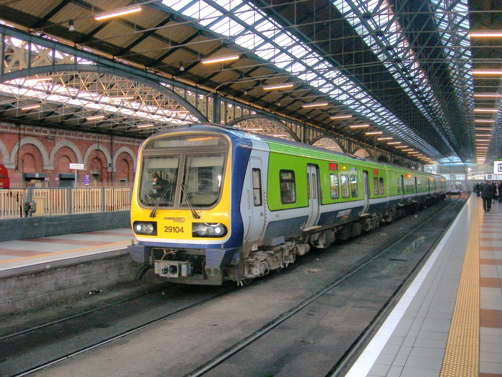 Ein neuer Triebzug der Class 29 000 als IR nach Sligo in Dublin Connolly am 23. Sept. 2006