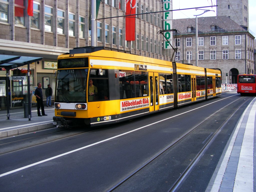 Ein Niederflurgelenkwagen der MVG ist am 4. August 2008 in der Mhlheimer Innenstadt unterwegs.