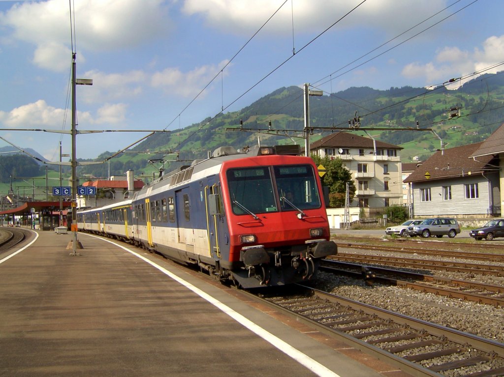 Ein NPZ als S 3 nach Brunnen am 27.08.2008 bei der Ausfahrt aus Schwyz. 
