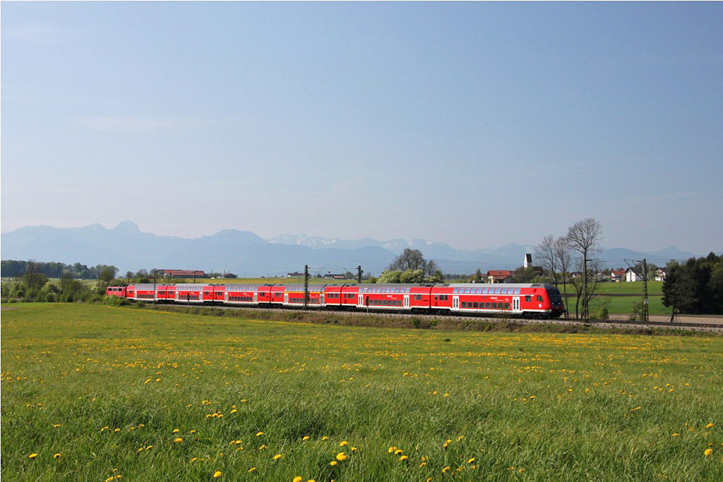 Ein Regio mit einer 111er am Zugschlu strebt gen Mnchen. Bei Haus auf der KBS 950/951 zwischen Rosenheim und Mnchen am 23. Apr. 2011.