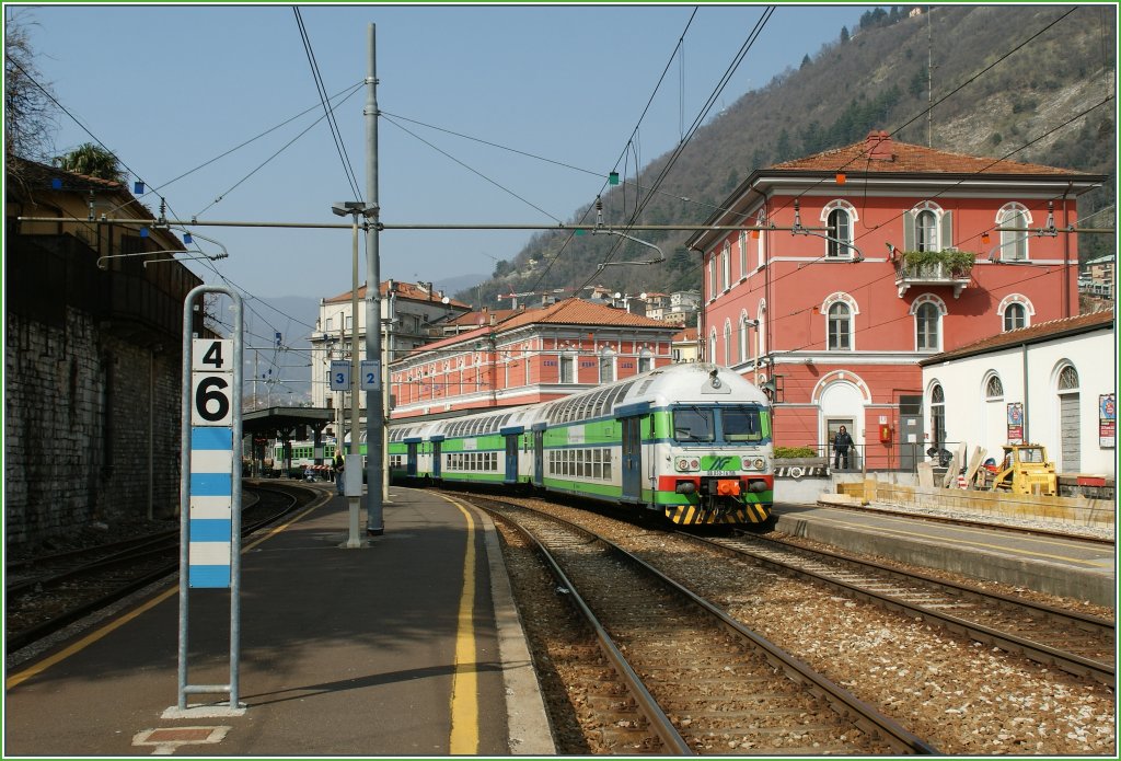 Ein Regionalzug der LeNORD (Gruppe FMN) wartet in Como Lago am 23. Mrz 2011 auf die Abfahrt nach Milano.  