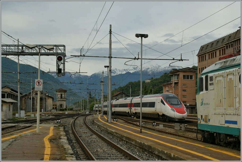 Ein SBB ETR 610 verlsst Domodossola Richtung Milano. 
22. Mai 2013