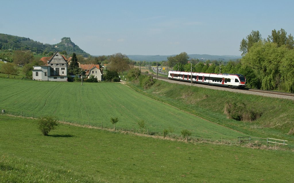 Ein SBB Flirt als 87693 von Engen nach Konstanz bei Singen am 22.04.2011. Im Hintergrund ist der Hohenkrhen zu sehen. 
